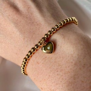 Pulsera de corazón dorado con cuentas ajustables