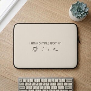 Funda para portátil Cloud Engineer: Soy una mujer sencilla, neopreno, 13″/15″