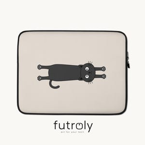 Op de afbeelding: Een rechthoekige laptophoes in een lichtbeige kleur met een gecentreerde illustratie van een platte, donkergrijze kat met grote ogen, uitgestrekte ledematen en een gekrulde staart. De zwarte tekst futroly art for your tech staat eronder gedrukt.