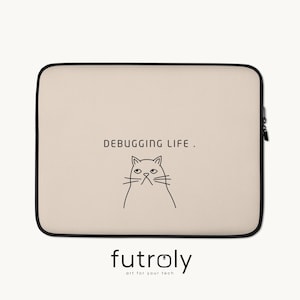 Laptopfodral med kattmotiv – Debugging Life, rolig programmeringspresent 13″/15″