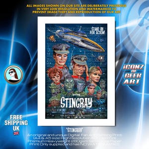 Puede incluir: Una impresión enmarcada con la palabra "STINGRAY" y una ilustración retro de ciencia ficción de un vehículo similar a un submarino y varios personajes. La impresión incluye el texto "STAND BY FOR ACTION!" sobre un fondo azul.
