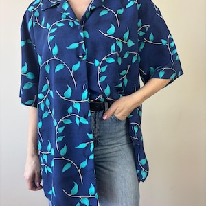 Vintage navy blue blouse with blue leaf pattern, feminine shirt with floral print and short sleeves, size 2XL