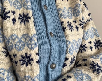 Handgemachte Vintage Strickjacke, Winter Vibes Strickjacke in Weiss und Blau
