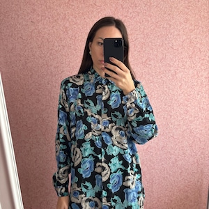 Vintage schwarz-blaue Bluse mit abstraktem Muster, elegante Bluse, Größe L