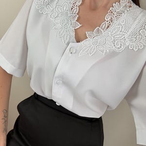 Vintage 80s White Blouse – Lace Collar, Shoulder Pads, Short Sleeve Button Up Top