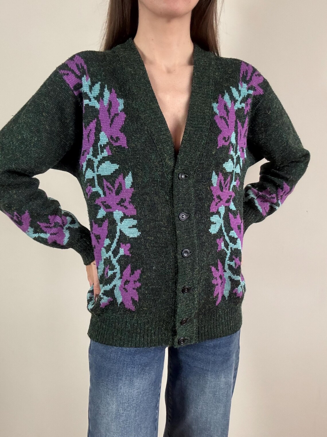 Vintage Floral Wool Blend Cardigan, Dark Green Button Up Sweater, Purple Flower Knit Cardigan, 80s 90s Sparkle Sweater, Foto 3 von 5