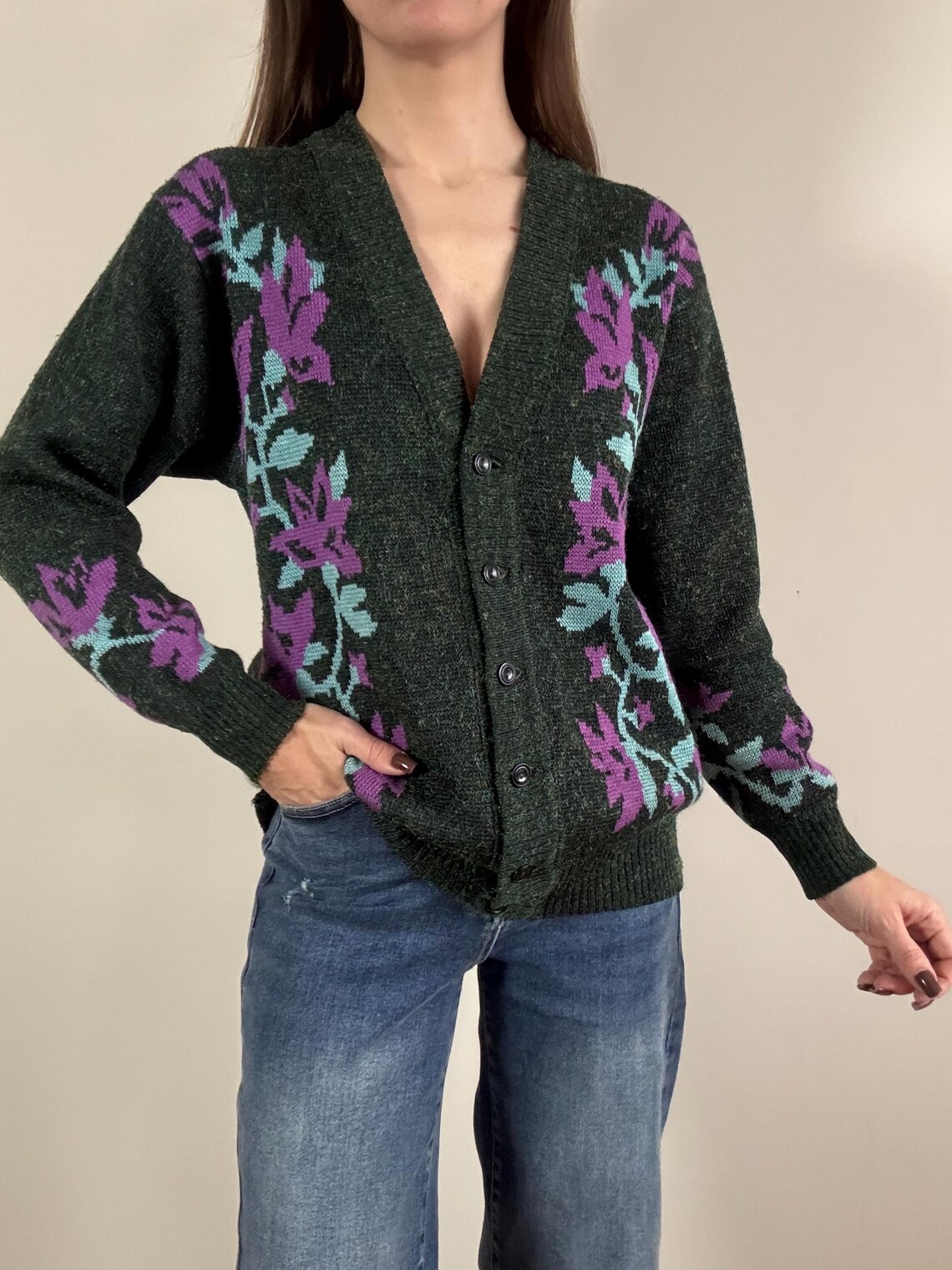 Vintage Floral Wool Blend Cardigan, Dark Green Button Up Sweater, Purple Flower Knit Cardigan, 80s 90s Sparkle Sweater, Foto 2 von 5