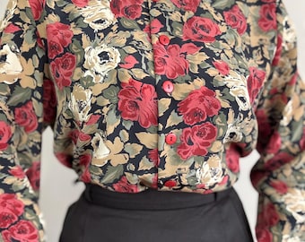 Vintage blouse met rode en bruine rozenprint, elegante damesblouse met lange mouw