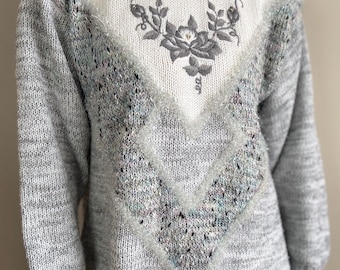 Vintage gray and white cozy sweater pullover with flowers embroidery, size XS-XL