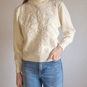 Vintage Country Casuals Women's L Sweater In White/ Embroidered pullover