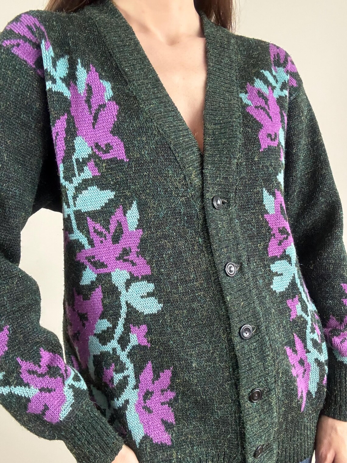 Vintage Floral Wool Blend Cardigan, Dark Green Button Up Sweater, Purple Flower Knit Cardigan, 80s 90s Sparkle Sweater, Foto 4 von 5