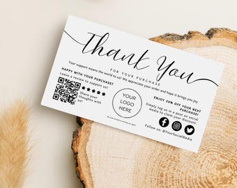 Può includere: Un biglietto di ringraziamento bianco con la scritta nera che dice "Thank You" e "For Your Purchase". Il biglietto include un codice QR, icone di social media e spazio per un logo. Il biglietto è su una superficie di legno.