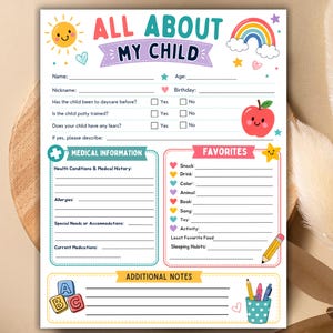 Może przedstawiać: Arkusz informacyjny do druku All About My Child z kolorowymi ilustracjami słońca, tęczy, jabłka i przyborów szkolnych. Formularz zawiera sekcje dotyczące danych osobowych, historii medycznej, ulubionych rzeczy oraz dodatkowych notatek dla rodziców.