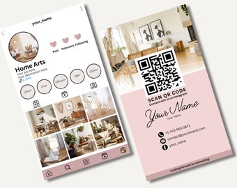 Puede incluir: Una página de perfil de Instagram rosa y blanca para un negocio de decoración del hogar llamado "Home Arts". El perfil presenta una cuadrícula de fotos de varios artículos de decoración del hogar, que incluyen una silla de mimbre, una mesa de madera y una planta que cuelga del techo. El perfil también incluye un código QR que se puede escanear para conectarse con el negocio en Instagram.
