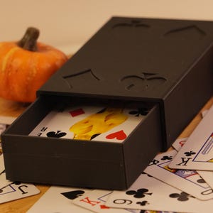 Archivo STL - Caja de almacenamiento de naipes
