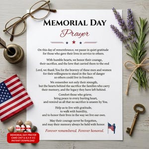 Puede incluir: Una tarjeta de oración del Día de los Caídos con el texto "Memorial Day Prayer" y un tema patriótico. La tarjeta incluye una bandera estadounidense, una ramita de lavanda y una llave antigua. La tarjeta está disponible para descarga instantánea.