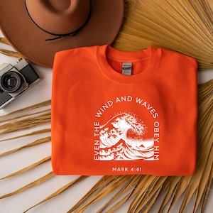 Zelfs de wind en de golven gehoorzamen hem png, bijbelvers T-shirt png, Markus 4:41, surfshirt, sportshirt, oceaanshirt, Christain Tee png | Jezus