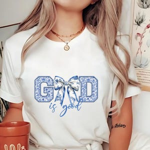 Dios es bueno, chinoiserie azul PNG, lazo coqueto PNG, flores religiosas digitales, clipart imprimible, letras de Toile College, diseño de camiseta de fe