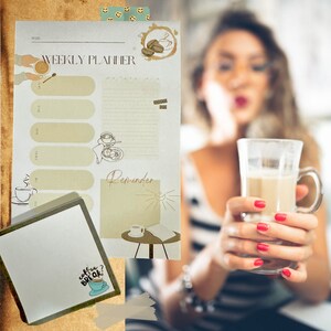Pode incluir: Um planejador semanal com tema de café. O planejador tem um esquema de cores marrom e branco e apresenta uma xícara de café, grãos de café e o texto "Weekly Planner". Há uma seção de lembrete e um bloco de notas autoadesivo em branco com o texto "coffee break?" nele.