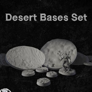Può includere: Una collezione di basi circolari in miniatura grigio chiaro con superfici in sabbia desertica testurizzata, etichettata Desert Bases Set. Il set include varie dimensioni, con una base che presenta una piccola figura dettagliata sul terreno.