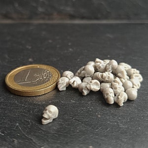100 dödskallar för bordsunderrede i skala 28/32 mm