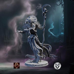 Könnte beinhalten: Eine weiß bemalte Miniaturfigur eines Skelettwesens, das eine Robe trägt und einen Stab hält. Die Figur hat einen großen Kopfschmuck und ist in einer dramatischen Pose dargestellt.