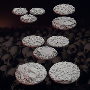 Könnte beinhalten: Eine Sammlung grauer, strukturierter, kreisförmiger Sockel, möglicherweise für Miniaturen oder Modelle, mit unterschiedlichen Oberflächendetails. Die Sockel schweben über einem Hintergrund aus Schädeln und erzeugen eine dunkle, thematische Szene.