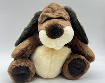 Chien en peluche Time Out GUND : animal en peluche marron avec médaillons