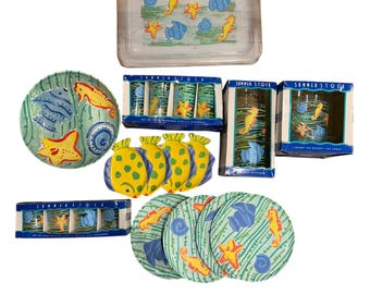 Juego de vajilla Summer Stock con temática marina: cuenco, platos acrílicos y vasos de estilo vintage.