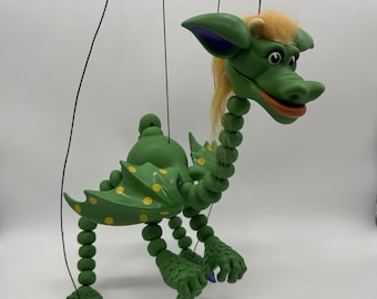Marioneta de dragón de Bozart Dunstan, goma verde, plástico, Daniel Oates, 1997
