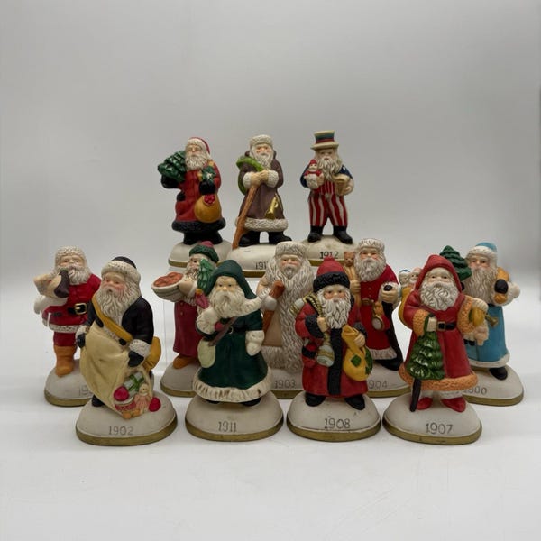 Zestaw figurek malowanych ręcznie z porcelany z datowanymi wizerunkami Mikołajów z całego świata w stylu vintage