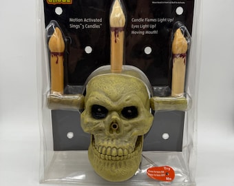 Candelabro animatrónico con forma de calavera que canta y se mueve de K-Mart Totally Ghoul con dieciséis velas