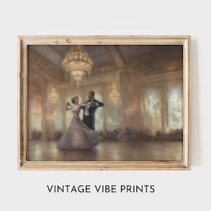 Puede incluir: Una pintura de estilo vintage de una pareja bailando en un gran salón de baile. El hombre lleva un traje negro y la mujer lleva un vestido blanco. La pintura está enmarcada en un marco de madera claro.