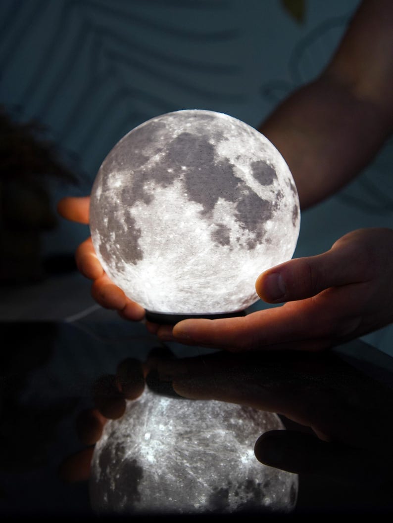 Lámpara de luna: un planeta luminoso con un diseño detallado, ideal como lámpara de mesa, decoración del hogar o regalo para los fanáticos de la astronomía.