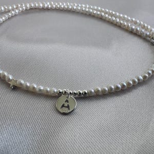 Gargantilha de pérolas personalizadas de 16" - Pérolas de água doce minúsculas de 3 mm, prata esterlina 925, colar com iniciais de A a Z, presente delicado para noivas, semente natural