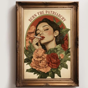 K&ouml;nnte beinhalten: Ein gerahmter Druck mit einer Frau, die eine Zigarette raucht und von Blumen umgeben ist. Der Text "BURN THE PATRIARCHY" ist in einem Kreis um ihren Kopf geschrieben.