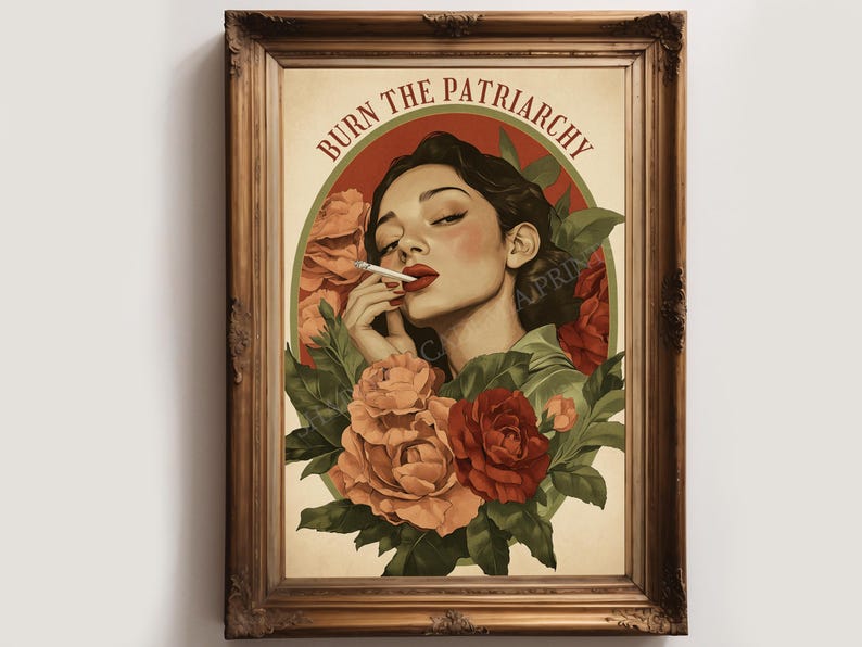 K&ouml;nnte beinhalten: Ein gerahmter Druck mit einer Frau, die eine Zigarette raucht und von Blumen umgeben ist. Der Text "BURN THE PATRIARCHY" ist in einem Kreis um ihren Kopf geschrieben.