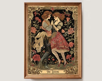 Puede incluir: Una ilustración de carta de tarot de estilo vintage que representa la carta de Los Enamorados. La carta presenta una pareja en un abrazo romántico, rodeada de exuberantes detalles florales. La carta está enmarcada en un marco de color dorado con detalles ornamentados. El texto "The Lovers" está impreso en la parte inferior de la carta.