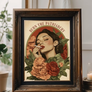 K&ouml;nnte beinhalten: Ein gerahmter Druck mit Vintage-&Auml;sthetik, der eine Frau mit dunklen Haaren und roten Lippen zeigt, die eine Zigarette raucht. Sie ist umgeben von roten und pfirsichfarbenen Rosen und gr&uuml;nen Bl&auml;ttern. Der Text "BURN THE PATRIARCHY" ist in rot und gr&uuml;n um den Kopf der Frau geschrieben.