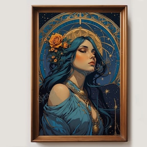 Peut inclure: Une femme aux longs cheveux bleus et une couronne de fleurs jaunes regarde sur le côté. Elle porte une robe bleue avec des accents dorés. L'arrière-plan est bleu foncé avec des étoiles dorées et le texte "As Above So Below".