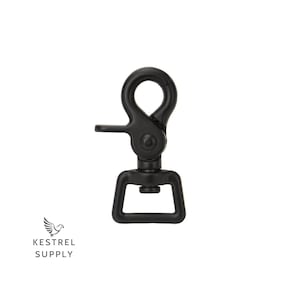 Puede incluir: Mosquetón giratorio de metal negro con cierre de resorte. El gancho está diseñado para sujetarse a una correa, una correa o cualquier otro artículo.