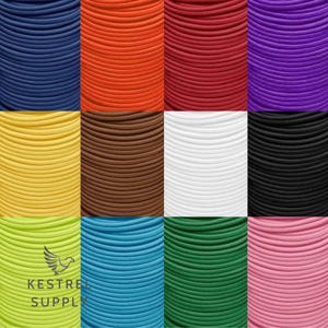 以下が含まれることがあります： 青、オレンジ、赤、紫、黄色、茶色、白、黒、ライムグリーン、ターコイズ、緑、ピンクなど、さまざまな色合いのカラフルなコードのグリッド。 コードはしっかりと巻かれており、柔軟な素材でできているようです。