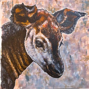 Pode incluir: Uma pintura em aquarela detalhada da cabeça e pescoço de um okapi, mostrando suas características distintas. A obra de arte destaca a pelagem marrom escura e branca do animal, suas grandes orelhas e olhos expressivos. O fundo apresenta tons suaves e suaves.