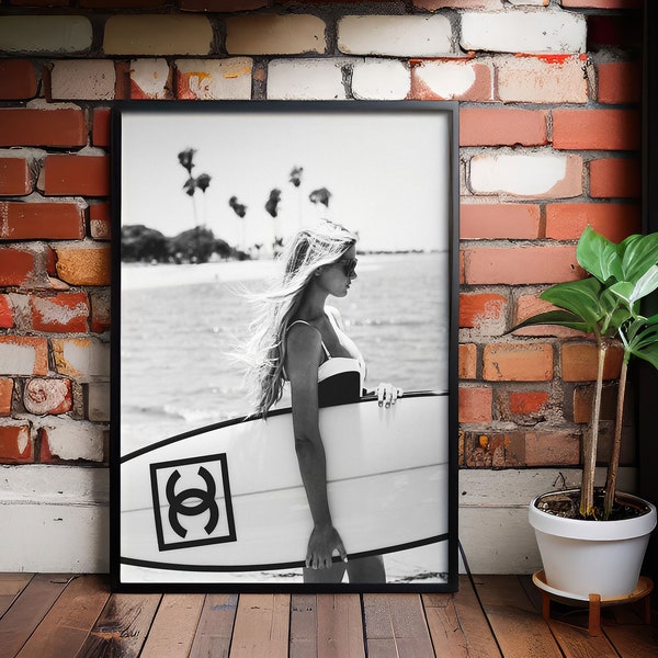 Poster di moda per tavola da surf Poster di lusso alla moda in bianco e nero Arredamento per la camera del college Fotografia di arte da parete per la spiaggia Chanel Surfer Girl