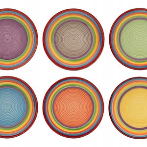 Könnte beinhalten: Sechs farbenfrohe Keramikteller. Jeder Teller hat eine andere farbige Mitte, umgeben von einem Regenbogen aus Farben und einem roten Rand. Eine fröhliche Ergänzung für jede Küche, ca. 25 cm Durchmesser.
