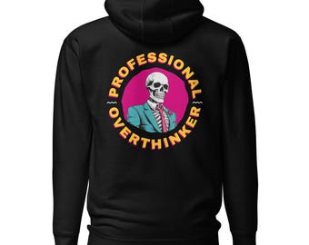 Könnte beinhalten: Schwarzer Kapuzenpullover mit einer Grafik eines Skeletts in Anzug und Krawatte in einem rosa Kreis. Der Text "PROFESSIONAL OVERTHINKER" ist in Gelb um den Kreis gedruckt. Der Hoodie hat eine Kapuze und eine Kängurutasche.