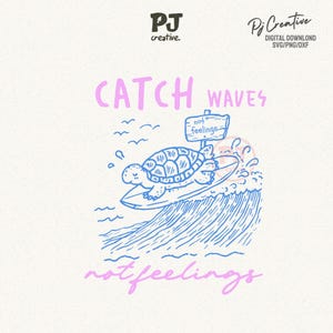 Pode incluir: Gr&aacute;fico digital para download com uma tartaruga azul surfando em uma onda. A imagem inclui o texto "CATCH WAVES not feelings" em rosa e uma placa que diz "not feelings". A imagem tem um fundo bege claro.