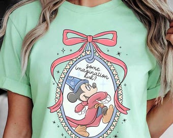 Camiseta de Mickey Sorcerer con lazo coqueto, camiseta de fantasía con algo de imaginación, camiseta de estética femenina para el viaje de chicas a Disneyland en WDW, camiseta de Mickey Wizard.