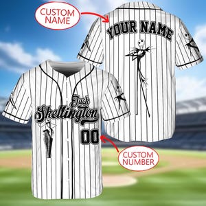 Puede incluir: Camiseta de b&eacute;isbol a rayas blancas y negras con el texto "Jack Skellington" y el n&uacute;mero "00". La parte trasera de la camiseta tiene el texto "YOUR NAME" y un gr&aacute;fico de Jack Skellington. La camiseta tiene ribetes negros y mangas cortas.