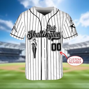 Puede incluir: Una taza de cer&aacute;mica blanca con un asa negra y el texto "But First, Coffee" en negro, con una fuente de estilo manuscrito. La taza est&aacute; sobre una superficie blanca.